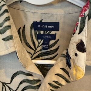 Men’s Croft & Barrow Shirt with Green and Red Floral Design parrot size small